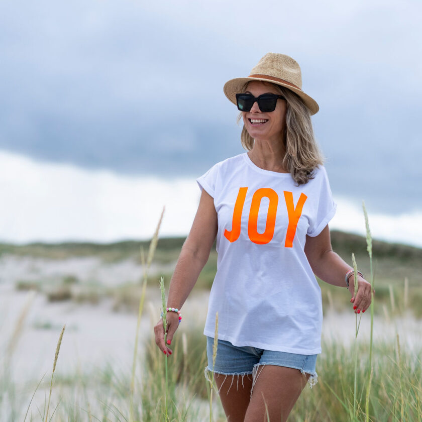 T-Shirt Leila mit JOY oder HOPE – Bild 2