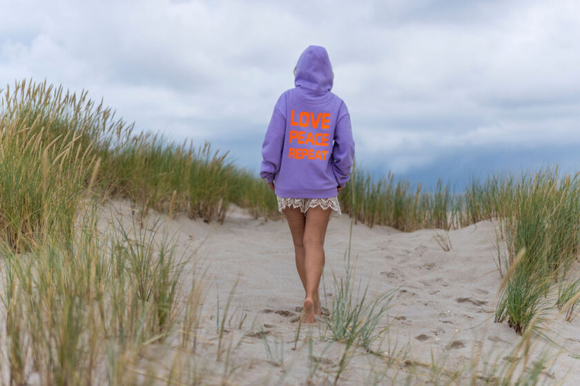 Hoodie LOVE PEACE REPEAT – Bild 6