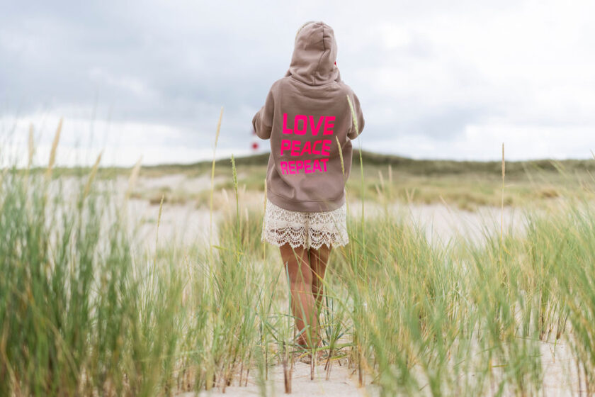 Hoodie MOCHA Love Peace Repeat – Bild 2