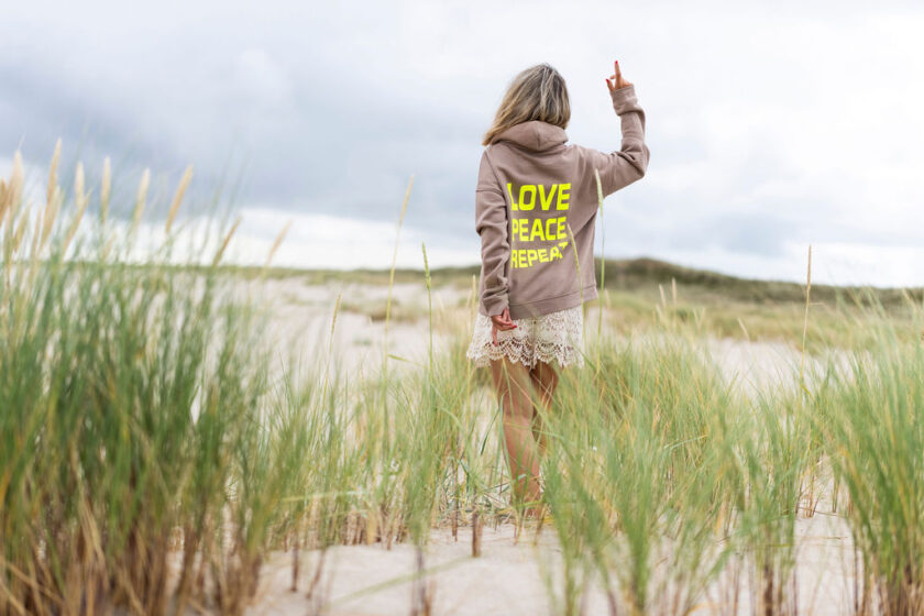 Hoodie MOCHA Love Peace Repeat – Bild 4