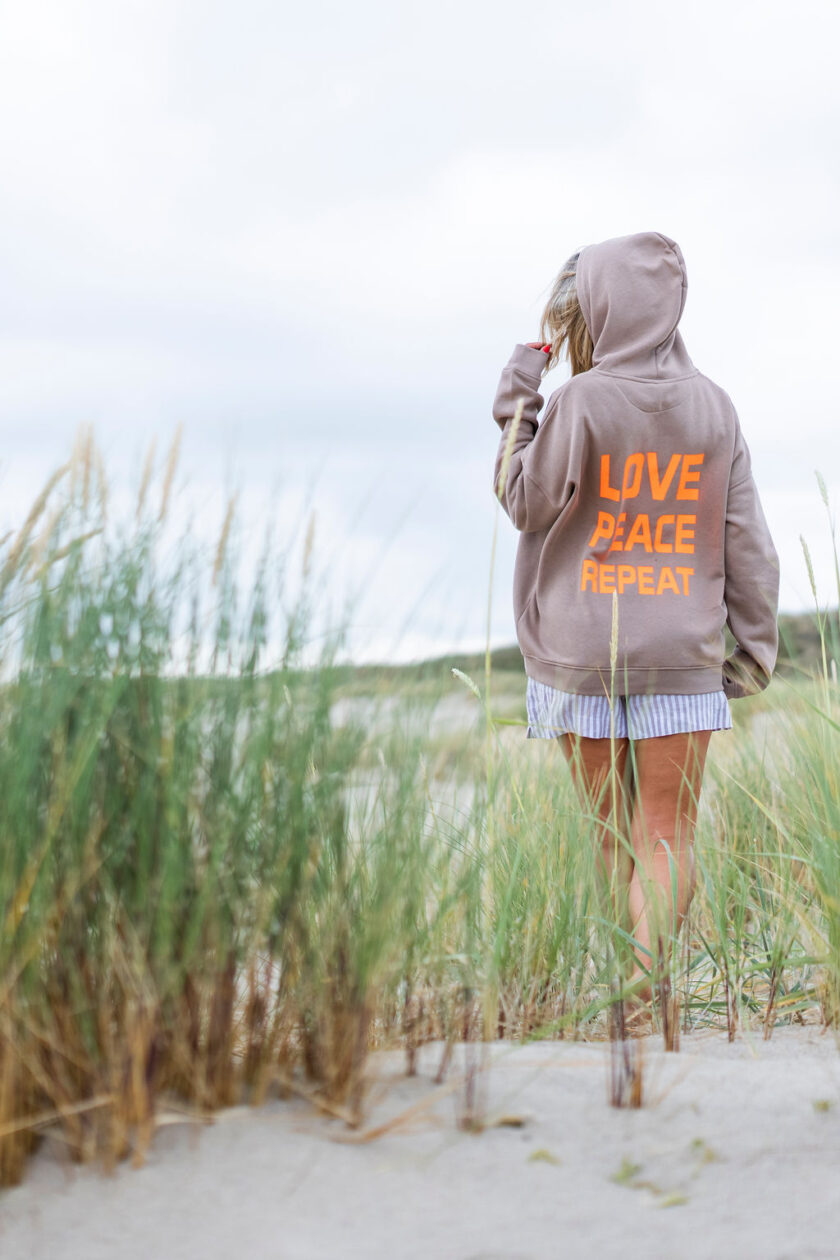 Hoodie MOCHA Love Peace Repeat – Bild 3